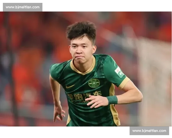 替补席难安！王钰栋半场边指挥边候命